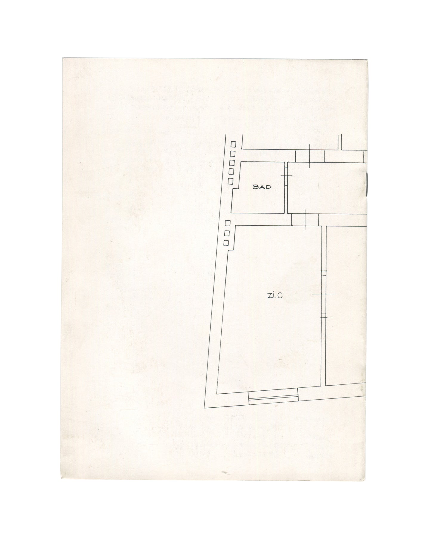 Back cover of 1974 Kunstraum München exhibition guide for Ulrich Rückriem, white paper with a partial architectural floor plan in fine black line showing two rooms labelled Bad and Zi.C with door openings and wall thickness indicated, positioned at upper right of the page, the remainder blank — one of the drawings exhibited as Ergänzungsstück to the gallery's own architecture.