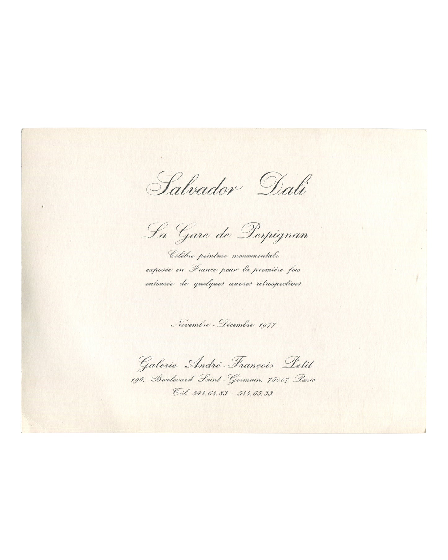 1977 Salvador Dalí Galerie André François Petit Paris exhibition announcement card. Recto: cream stock with elegant italic script typography reading 'À l'occasion de l'exposition du tableau / "La Gare de Perpignan" / Salvador Dalí / de passage à Paris, en route pour les États-Unis d'Amérique / montrera un "Portrait de Gala" sur cuivre / et pour la première fois au monde / une "Peinture à l'Huile stéréoscopique" / ces deux œuvres "in process" / La spatialisation stéréoscopique naturelle est due à Robert Desc