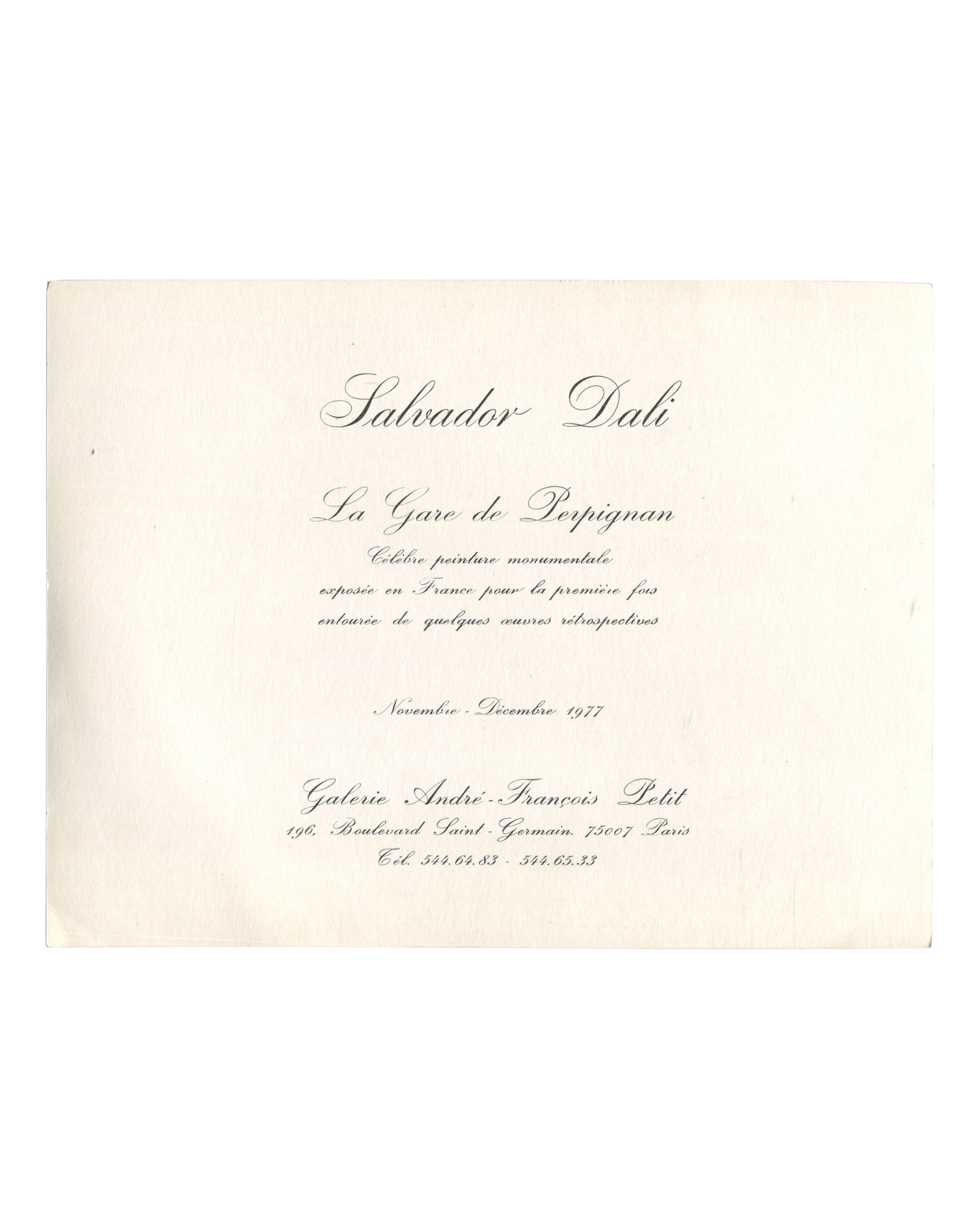 1977 Salvador Dalí Galerie André François Petit Paris exhibition announcement card. Recto: cream stock with elegant italic script typography reading 'À l'occasion de l'exposition du tableau / "La Gare de Perpignan" / Salvador Dalí / de passage à Paris, en route pour les États-Unis d'Amérique / montrera un "Portrait de Gala" sur cuivre / et pour la première fois au monde / une "Peinture à l'Huile stéréoscopique" / ces deux œuvres "in process" / La spatialisation stéréoscopique naturelle est due à Robert Desc