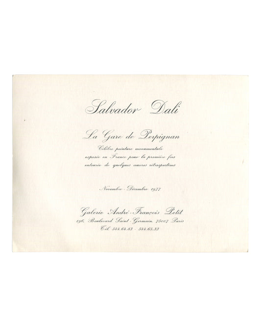 1977 Salvador Dalí Galerie André François Petit Paris exhibition announcement card. Recto: cream stock with elegant italic script typography reading 'À l'occasion de l'exposition du tableau / "La Gare de Perpignan" / Salvador Dalí / de passage à Paris, en route pour les États-Unis d'Amérique / montrera un "Portrait de Gala" sur cuivre / et pour la première fois au monde / une "Peinture à l'Huile stéréoscopique" / ces deux œuvres "in process" / La spatialisation stéréoscopique naturelle est due à Robert Desc