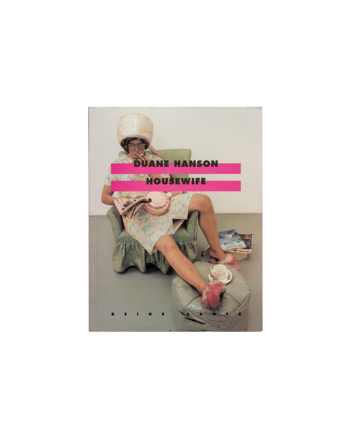 Duane Hanson, Housewife, Reihe Cantz, 2000, front cover, sculpture of woman under hairdryer, title on pink bars