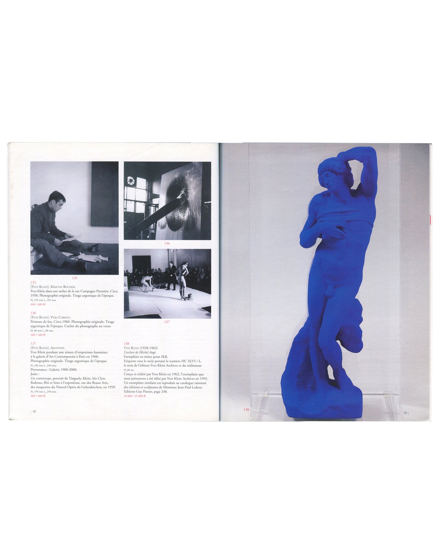 Open spread from 2005 Yves Klein / Jean-Paul Ledeur collection auction catalogue, Pierre Bergé & Associés. Left page: three black-and-white photographs showing Klein at work — painting in his studio at rue Campagne-Première (lot 135), a Venus Calipyge photograph (lot 136), and Klein directing nude models at the Galerie d'Art Contemporain, Paris, 1960 (lot 137). Right page: full-page colour photograph of L'Esclave de Michel-Ange, a full-length male figure sculpture coated in International Klein Blue (IKB), l