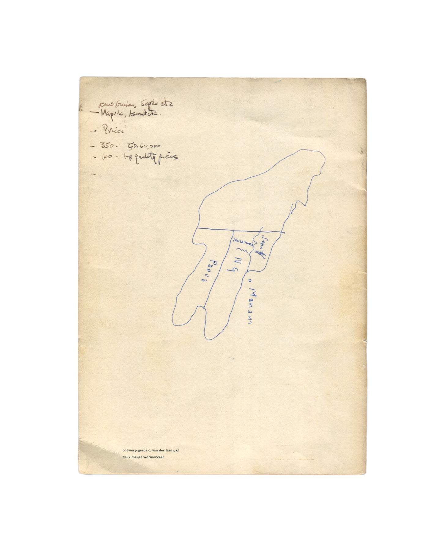 `Kunst uit Nieuw Guinea, 1963 — Back cover page. Cream paper with handwritten pencil notes upper left reading: "Nieuw Guinea, Sept. nt 2 / — Maprik, kunstst. / — Prices / — 350. 50.60.000 / — 100 · top quality pieces". Below: hand-drawn outline map of New Guinea in blue ink, with regional names inscribed — Panoa, Korewori, Sepik, o Manaam — indicating the Sepik River region and surrounding areas. Colophon at foot: "ontwerp gerda c. van der laan gkf / druk meijer wormerveer".`