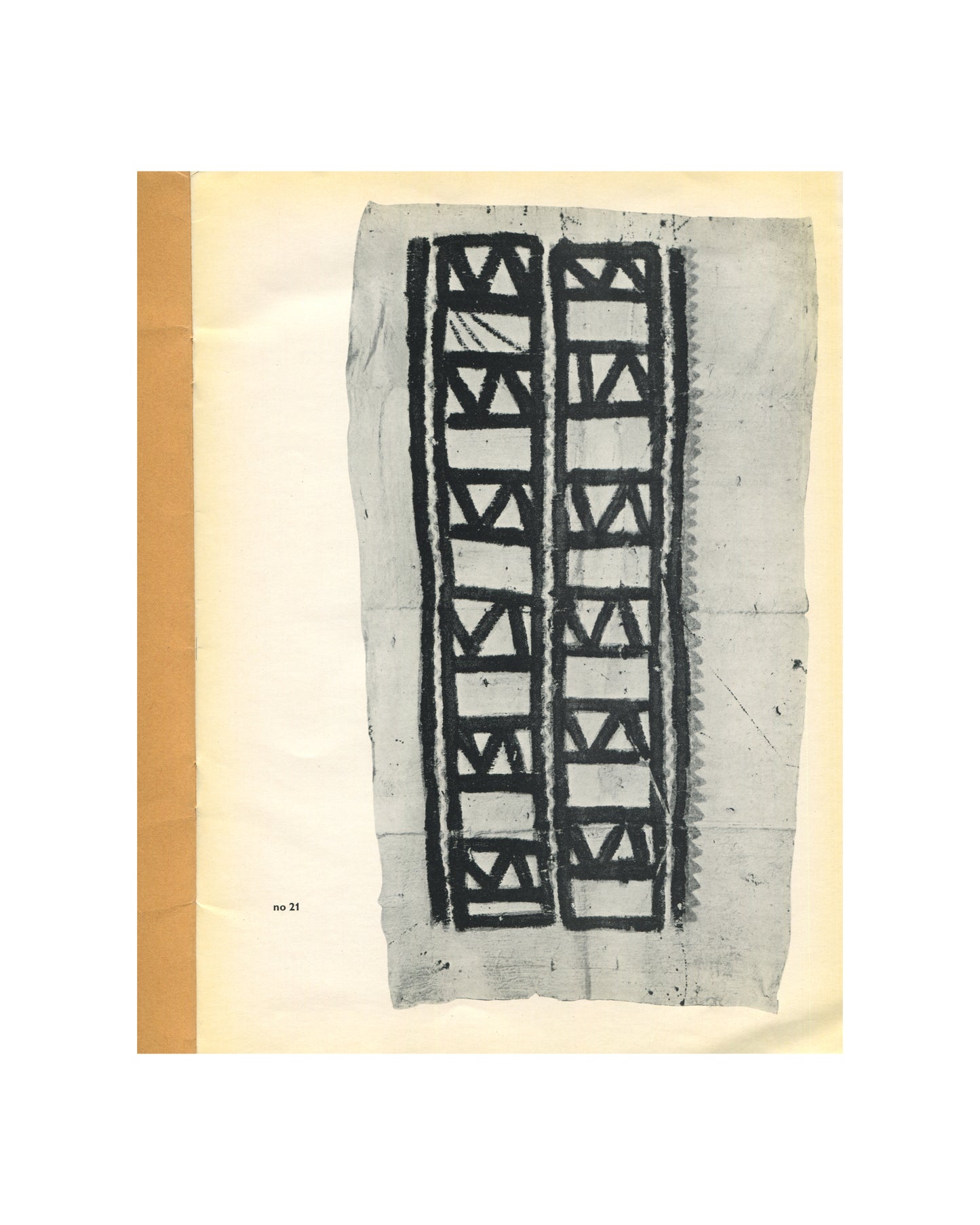 `Kunst uit Nieuw Guinea, 1963 — interior plate. Black and white photograph of catalogue no. 21: a painted bark cloth panel with two vertical columns of bold geometric ornament — repeating rectangular frames enclosing diagonal and triangular forms in dark pigment on pale ground. Cloth shows fold lines and surface wear. New Guinea textile, date unspecified.`