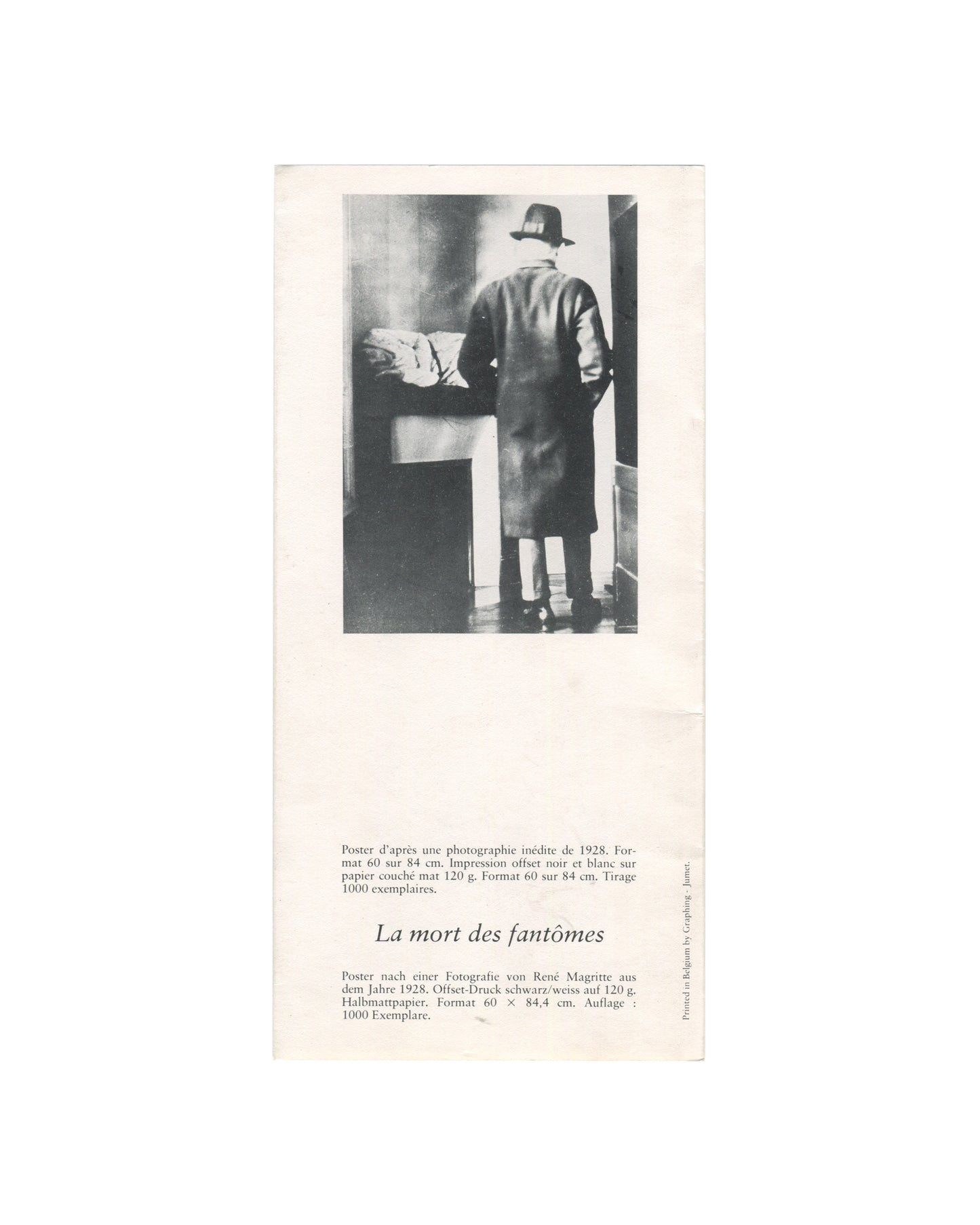 1976 Edition Lebeer Hossmann brochure for René Magritte Photographies, La mort des fantômes panel, showing a large black-and-white photograph of a man in a bowler hat and long overcoat seen from behind, standing before a low bed in an interior, with bilingual French and German caption below and the title La mort des fantômes in italic.

