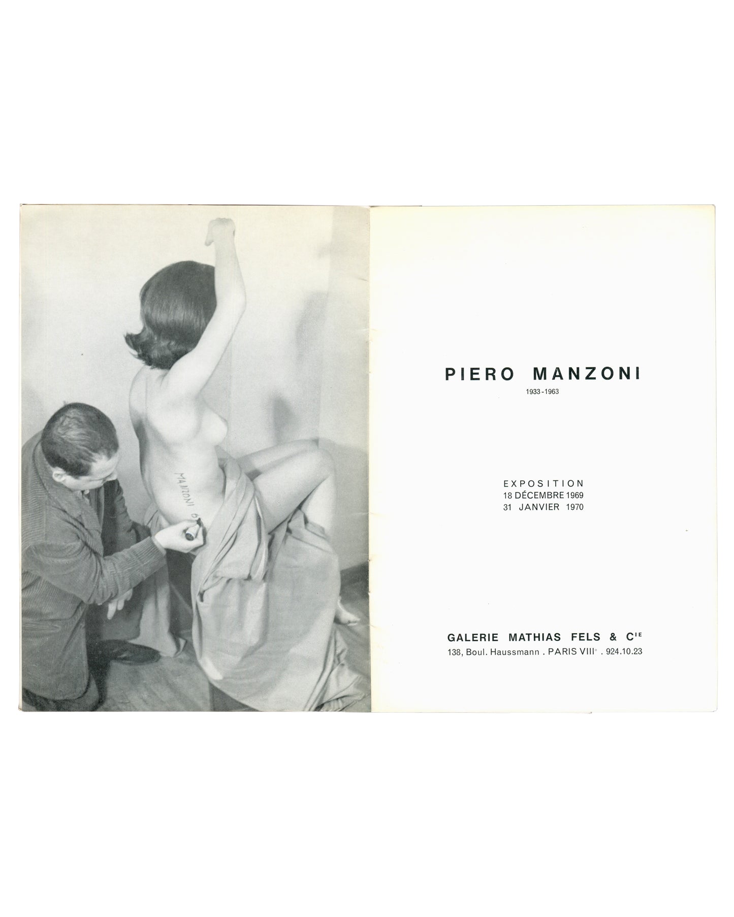 Piero Manzoni, Scultura vivente, artist signing model's back, Galerie Mathias Fels 1969, title page spread