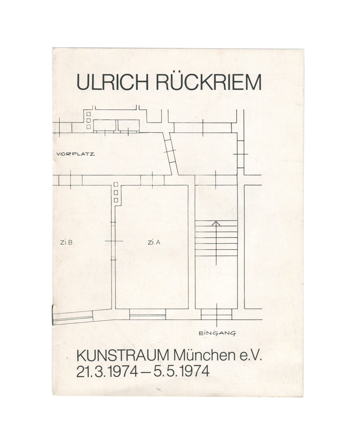 Original 1974 Kunstraum München exhibition guide for Ulrich Rückriem, front cover, white paper with ULRICH RÜCKRIEM in large black sans-serif caps at top; below a line-drawn architectural floor plan of the Kunstraum showing Vorplatz, Zi.A, Zi.B, and Eingang with directional arrow; KUNSTRAUM München e.V. / 21.3.1974–5.5.1974 in large black sans-serif type at foot.