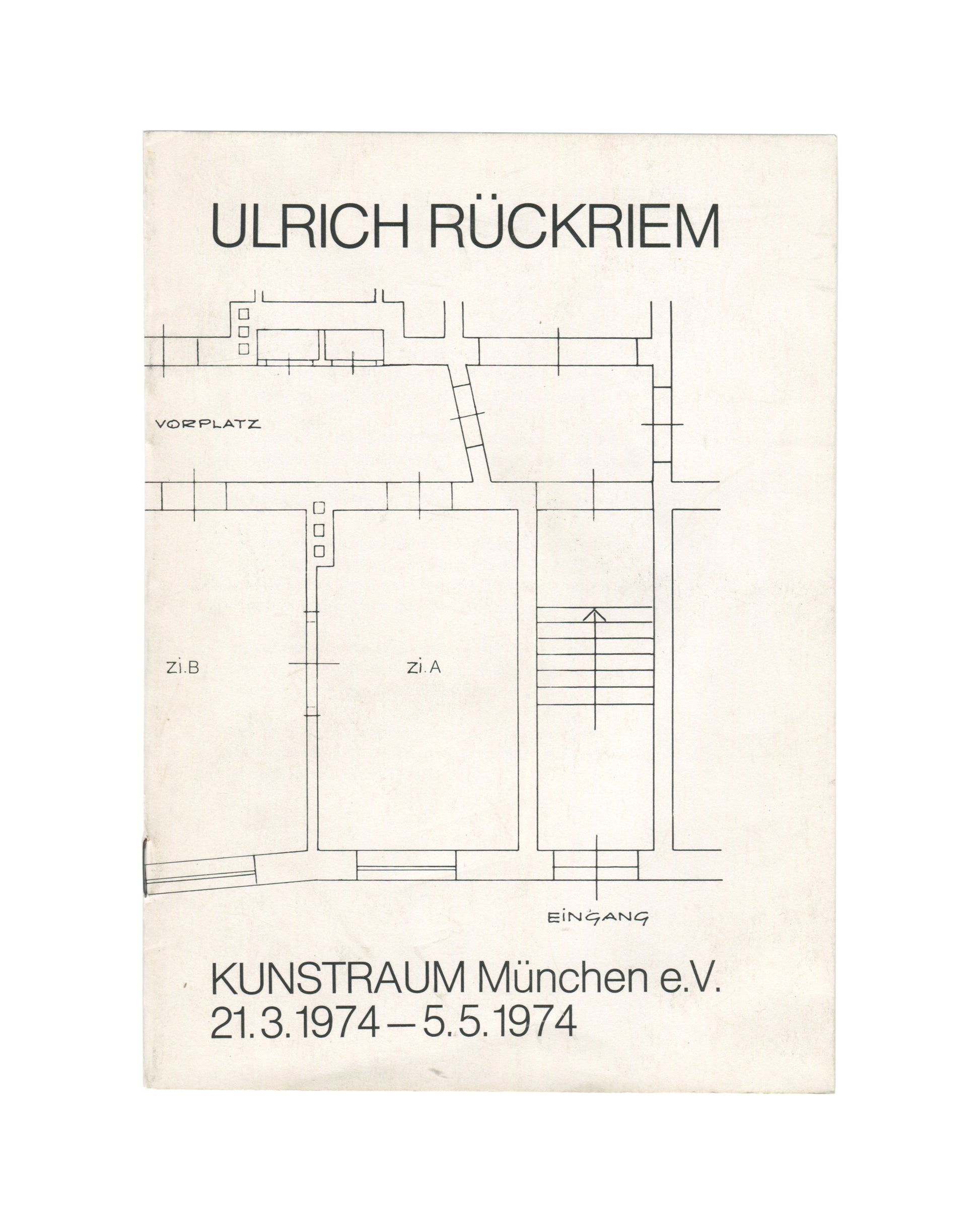 Original 1974 Kunstraum München exhibition guide for Ulrich Rückriem, front cover, white paper with ULRICH RÜCKRIEM in large black sans-serif caps at top; below a line-drawn architectural floor plan of the Kunstraum showing Vorplatz, Zi.A, Zi.B, and Eingang with directional arrow; KUNSTRAUM München e.V. / 21.3.1974–5.5.1974 in large black sans-serif type at foot.
