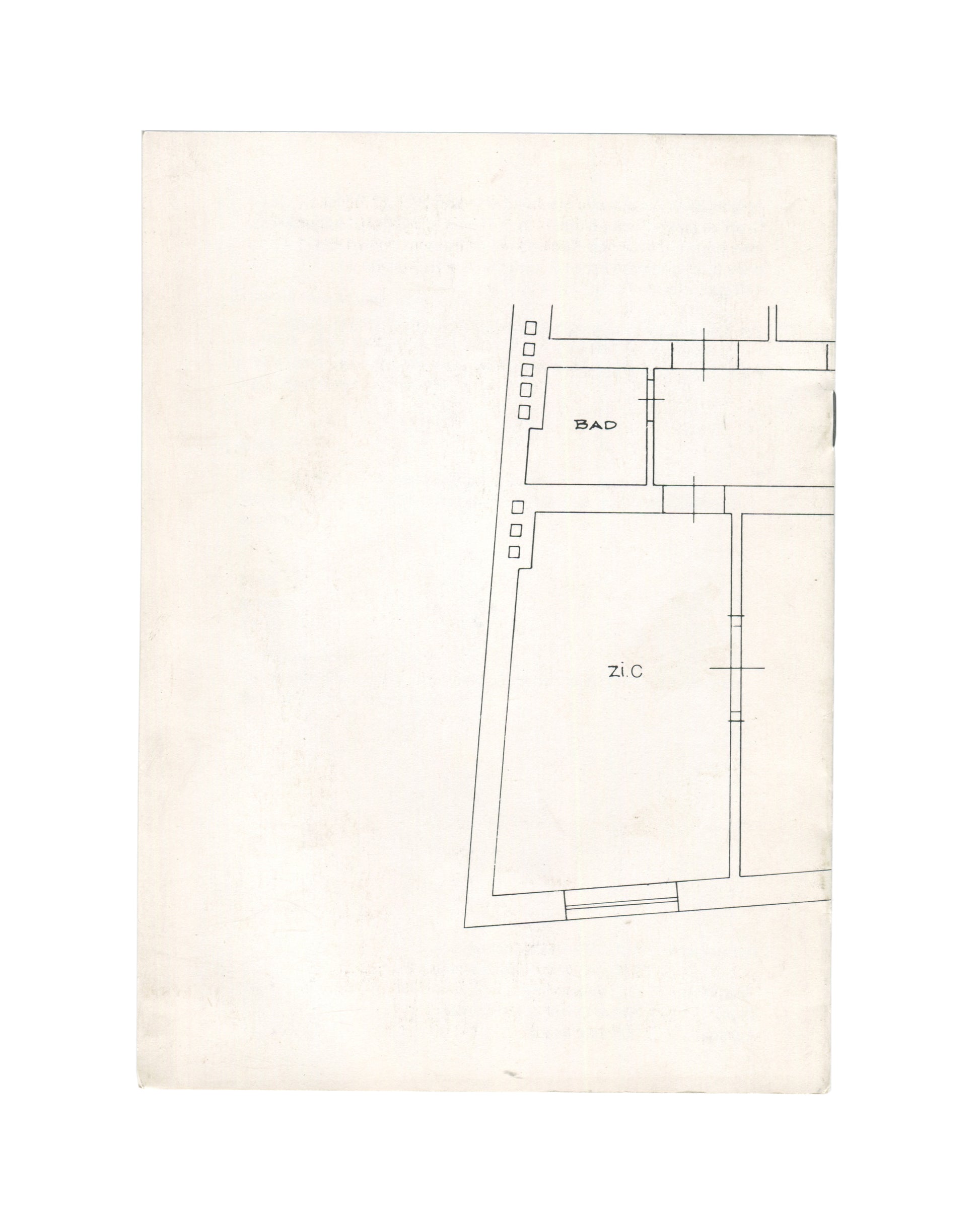 Back cover of 1974 Kunstraum München exhibition guide for Ulrich Rückriem, white paper with a partial architectural floor plan in fine black line showing two rooms labelled Bad and Zi.C with door openings and wall thickness indicated, positioned at upper right of the page, the remainder blank — one of the drawings exhibited as Ergänzungsstück to the gallery's own architecture.