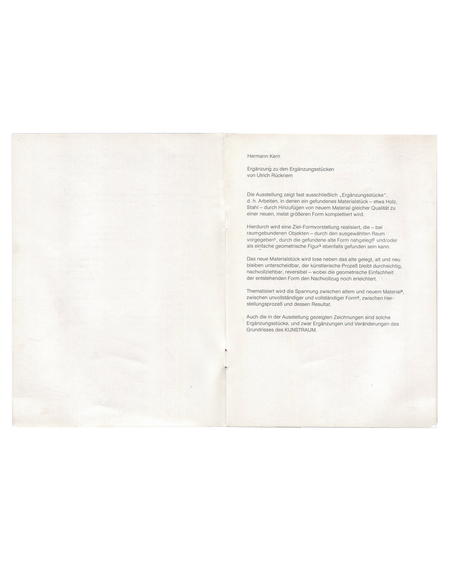Interior spread of 1974 Kunstraum München exhibition guide for Ulrich Rückriem, left page showing essay by Hermann Kern, Ergänzung zu den Ergänzungsstücken von Ulrich Rückriem, in small black sans-serif type, five paragraphs describing the Ergänzungsstücke concept; right page blank white.