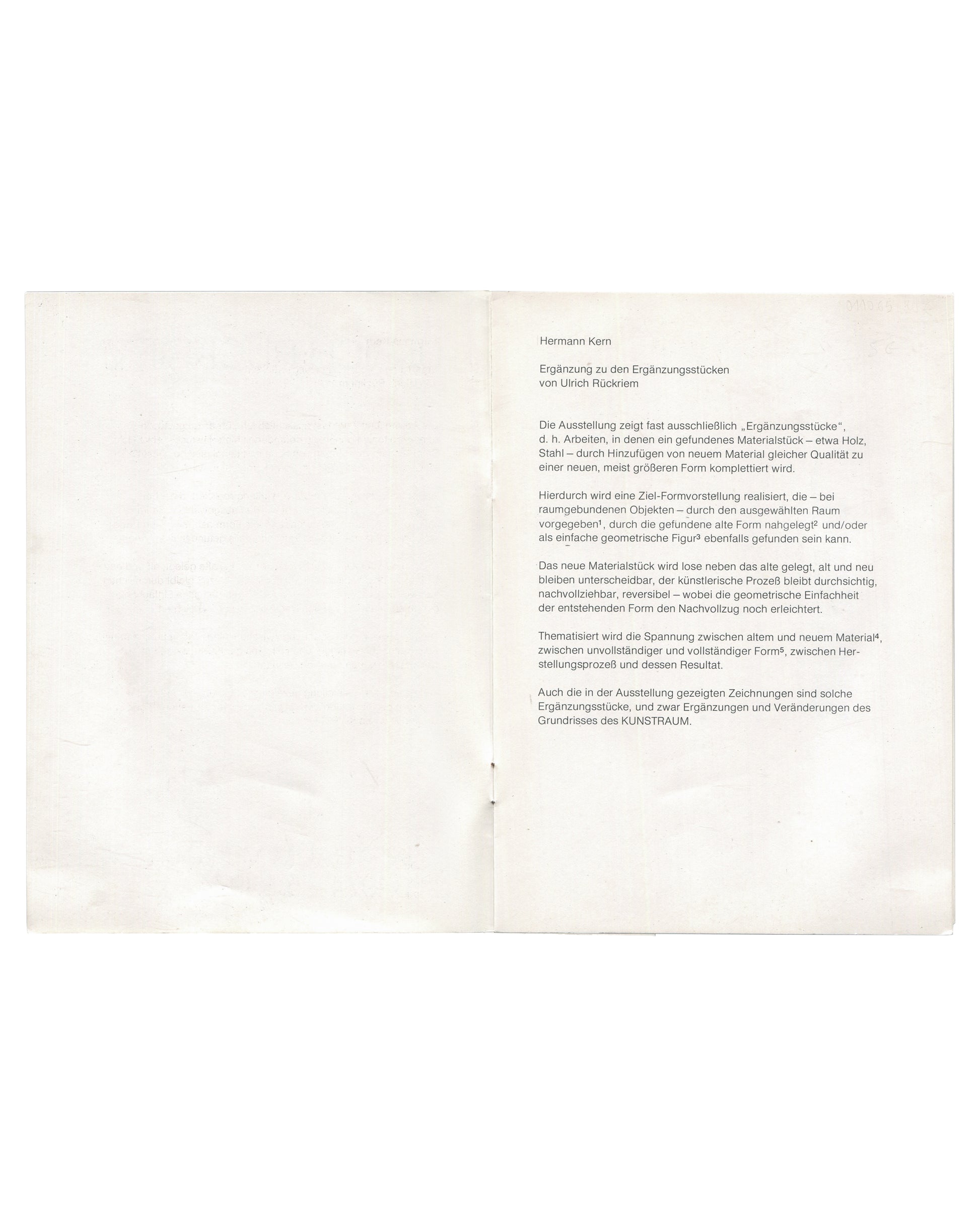 Interior spread of 1974 Kunstraum München exhibition guide for Ulrich Rückriem, left page showing essay by Hermann Kern, Ergänzung zu den Ergänzungsstücken von Ulrich Rückriem, in small black sans-serif type, five paragraphs describing the Ergänzungsstücke concept; right page blank white.