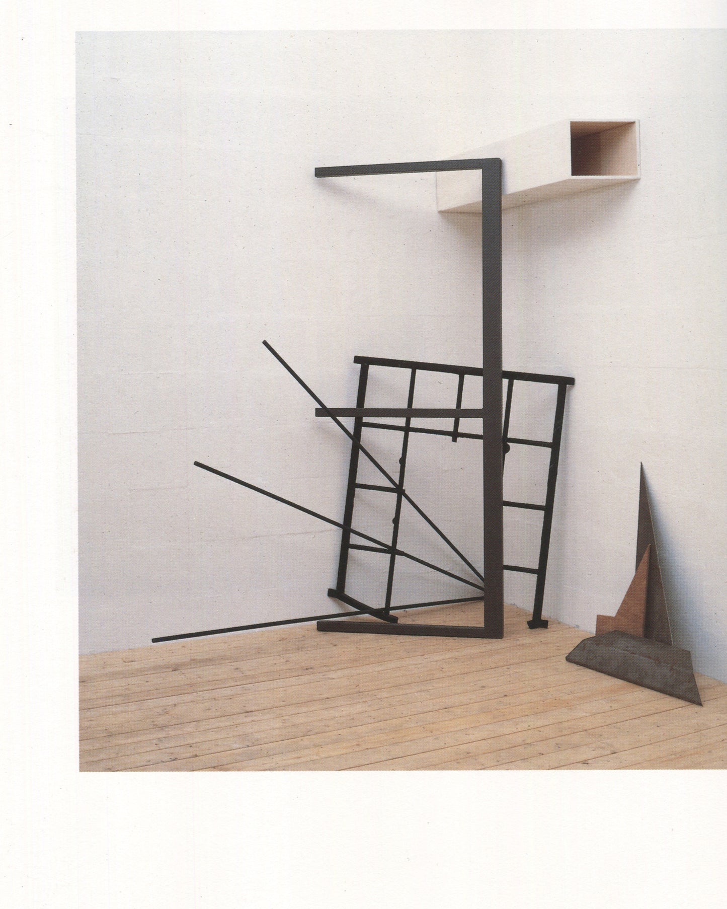 Gabriele Schmidt-Heins, Totalität Fragment, 1990, interior, steel rod and grid construction with wooden shelf and triangular form, gallery floor